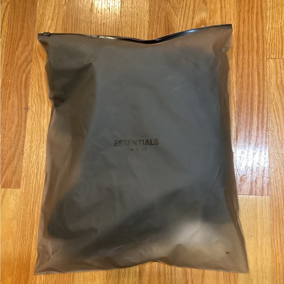 New with tags men’s essentials, fear of God sweatshirt - Picture 2 of 7